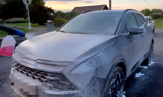 SUV täckt av skum efter biltvätt med alkalisk avfettning – steg för steg guide från Car Clean Sweden för att tvätta bilen själv.