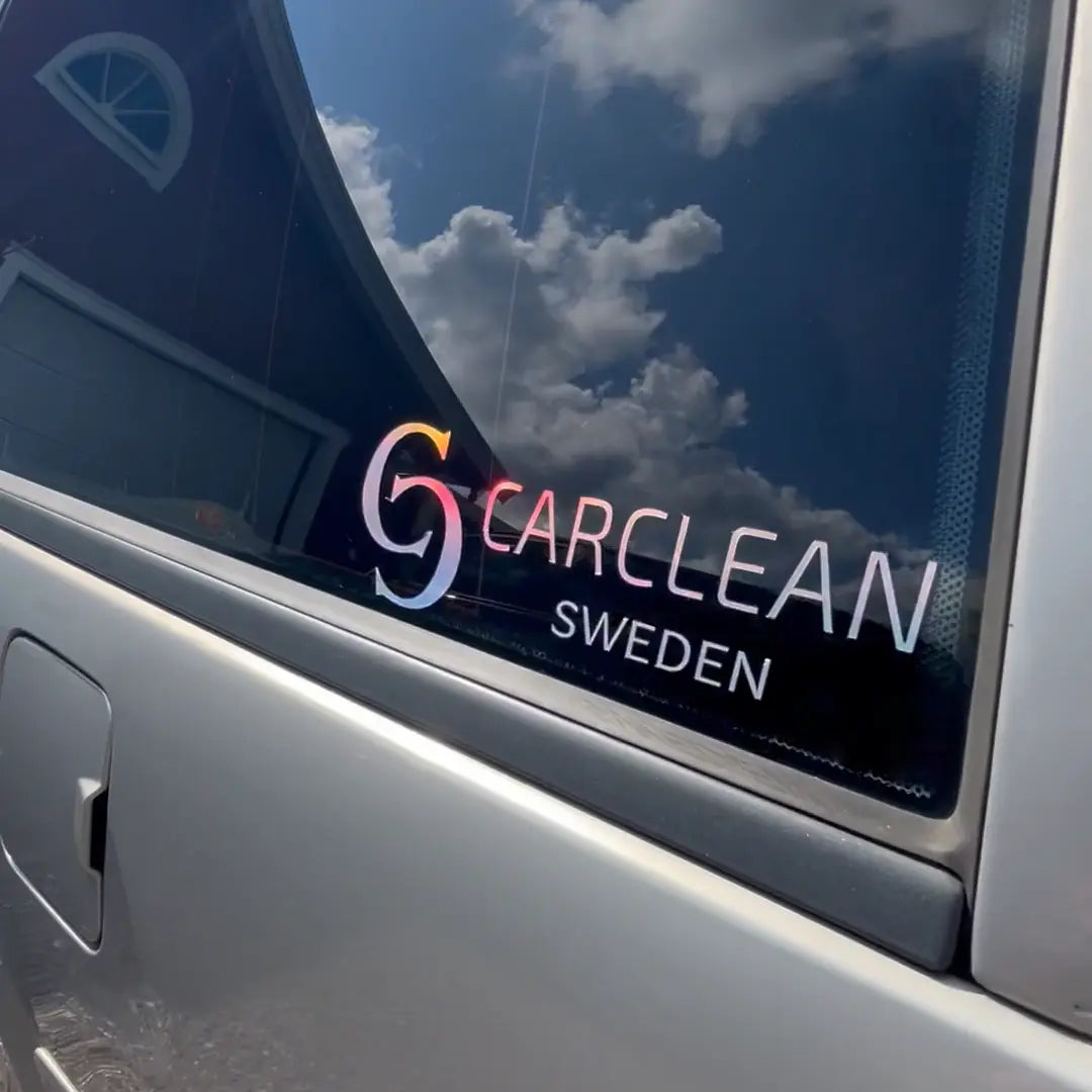 CarClean Sweden Holografisk Dekal 22CM. En stilren och färgglad dekal med holografisk effekt, perfekt för att sätta på bilen eller andra ytor. Dekoren visar CarClean Swedens logotyp med regnbågsskimrande färger.