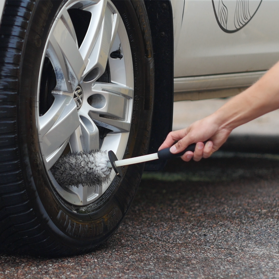 CarClean Sweden Fälgborste med ergonomiskt handtag. En effektiv borste designad för att rengöra fälgar på djupet, med mjuka men slitstarka borsthår som tar bort smuts utan att repa ytan.