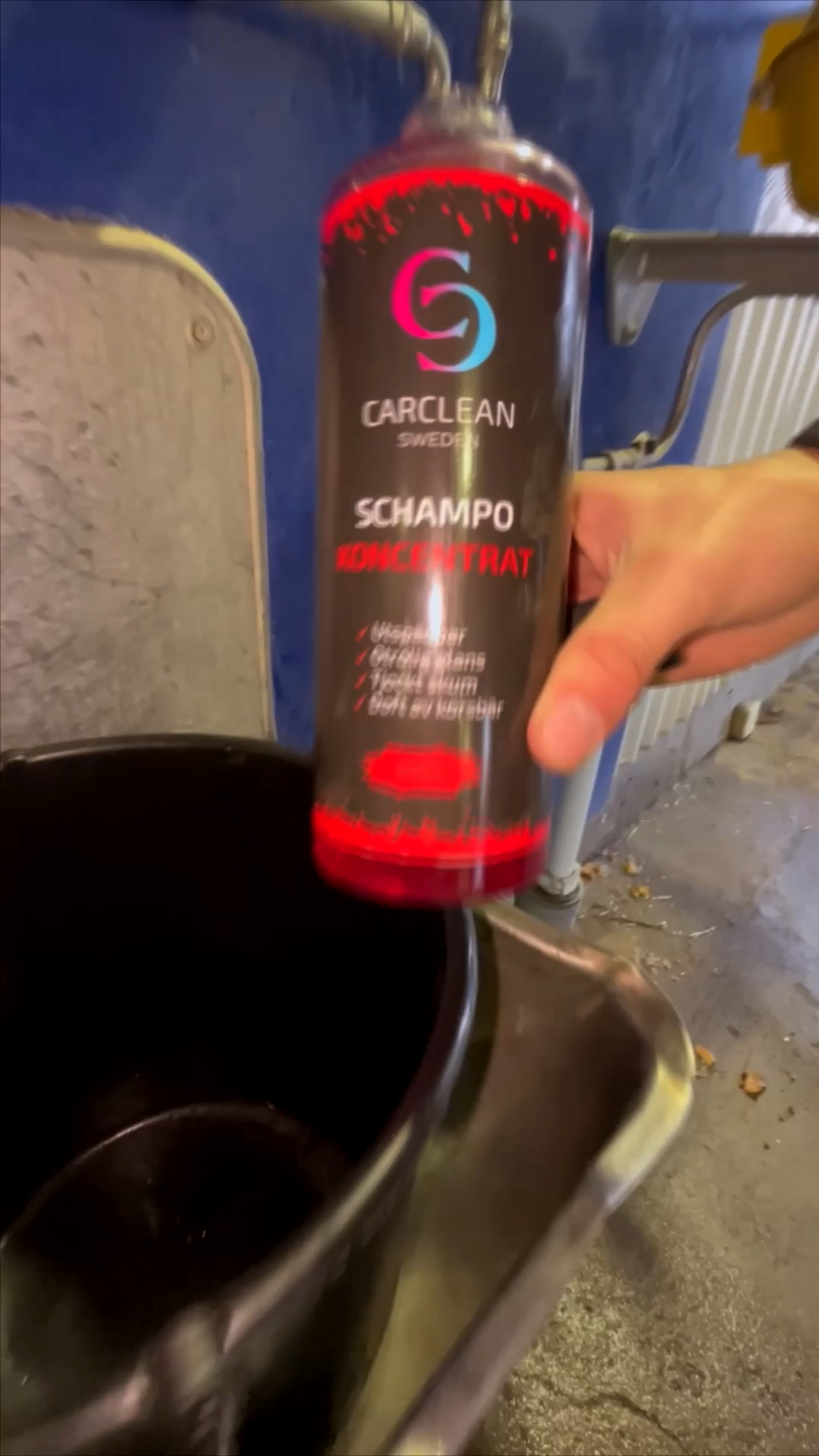 CarClean Schampo Koncentrat 500ml - ett högkoncentrerat bilschampo som ger ett tjockt, rengörande skum och räcker länge. Perfekt för både tvätthink och foam lance. Blandas med vatten för optimal användning och lämnar bilen skinande ren.