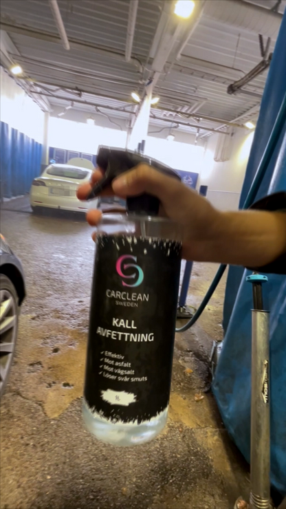 CarClean Kallavfettning 1L - effektiv rengöringslösning för att ta bort oljebaserad smuts som asfalt, vägsalt, tjära, olja och fett. Perfekt för bilar och fordonstvätt med högtryckstvätt eller trädgårdsslang.