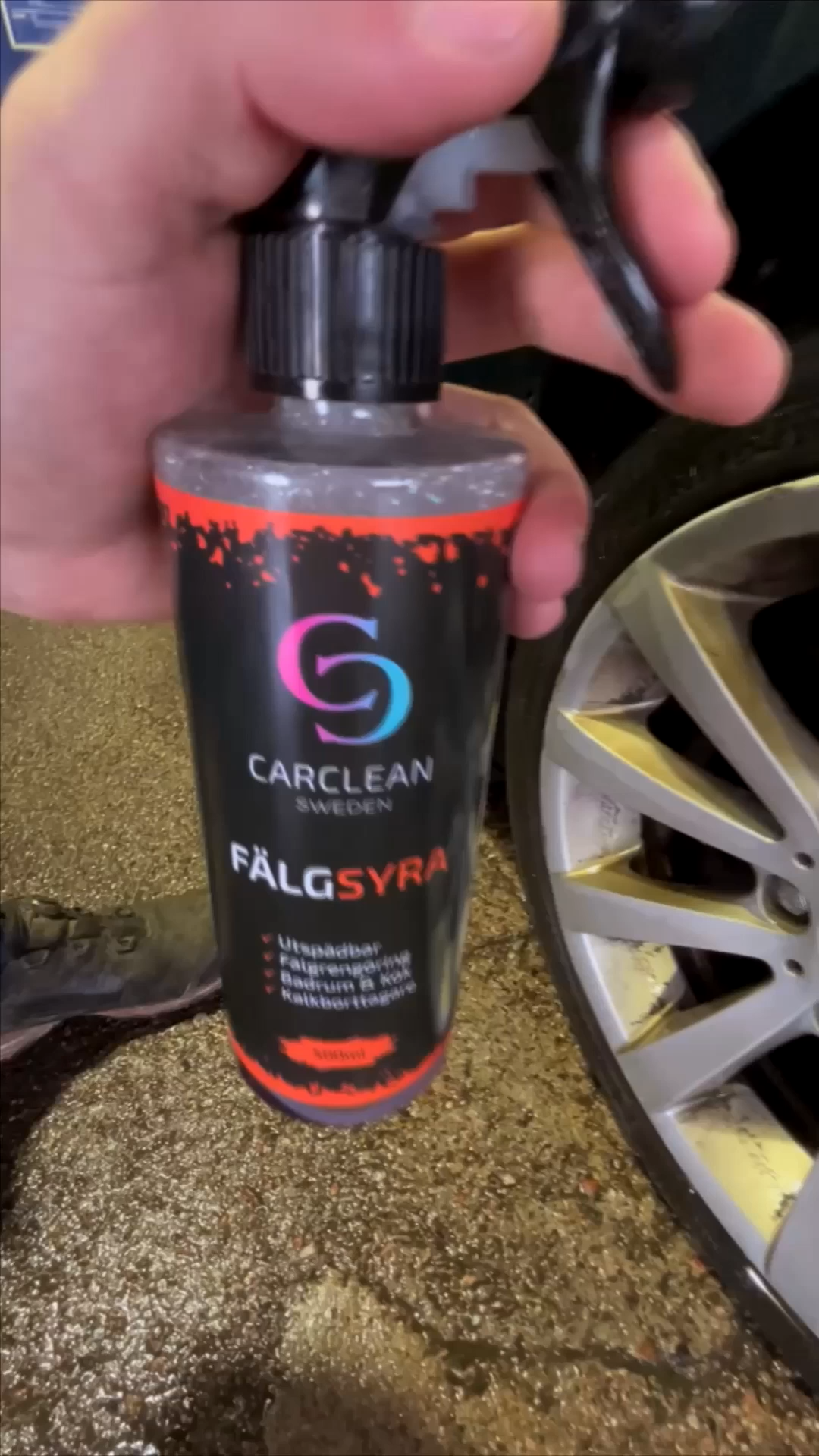 CarClean Fälgsyraspray 500ml flaska, specialformulerad för att effektivt avlägsna smuts och kalk från fälgar och andra ytor. Kraftfull och snabbverkande rengöring för ett skinande resultat.